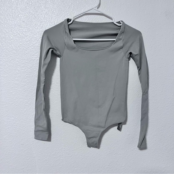 SKIMS Essential Long Sleeve Scoop Neck Thong Bodysuit Light Grey Sz Small - Picture 2 of 7